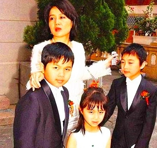 包文婧无奈女儿太坚强，背着人偷偷哭，何猷君