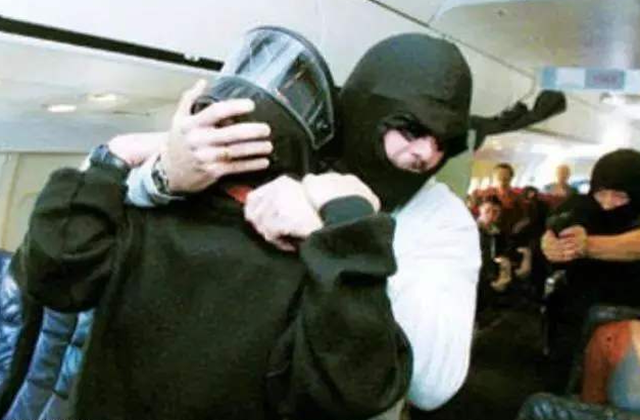 歹徒劫机，勒索20万美元后从高空跳伞消失，49年