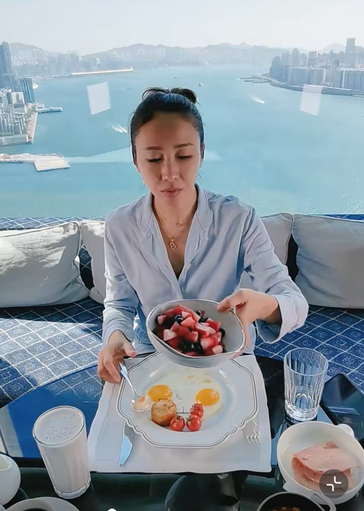 黎姿上亿豪宅罕曝光，睁眼即海景俯瞰维港，室