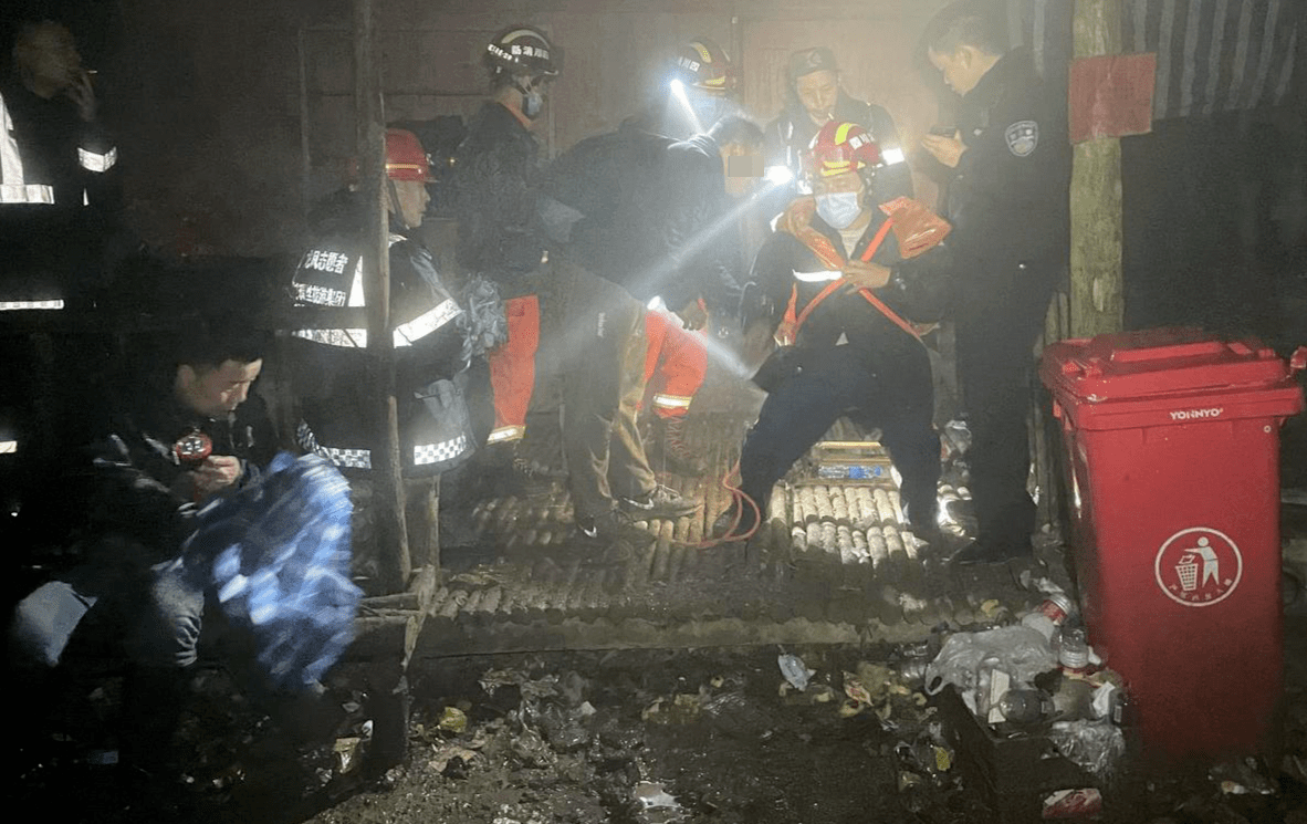 危急！父亲带着7岁儿子徒步赵公山被困  消防连