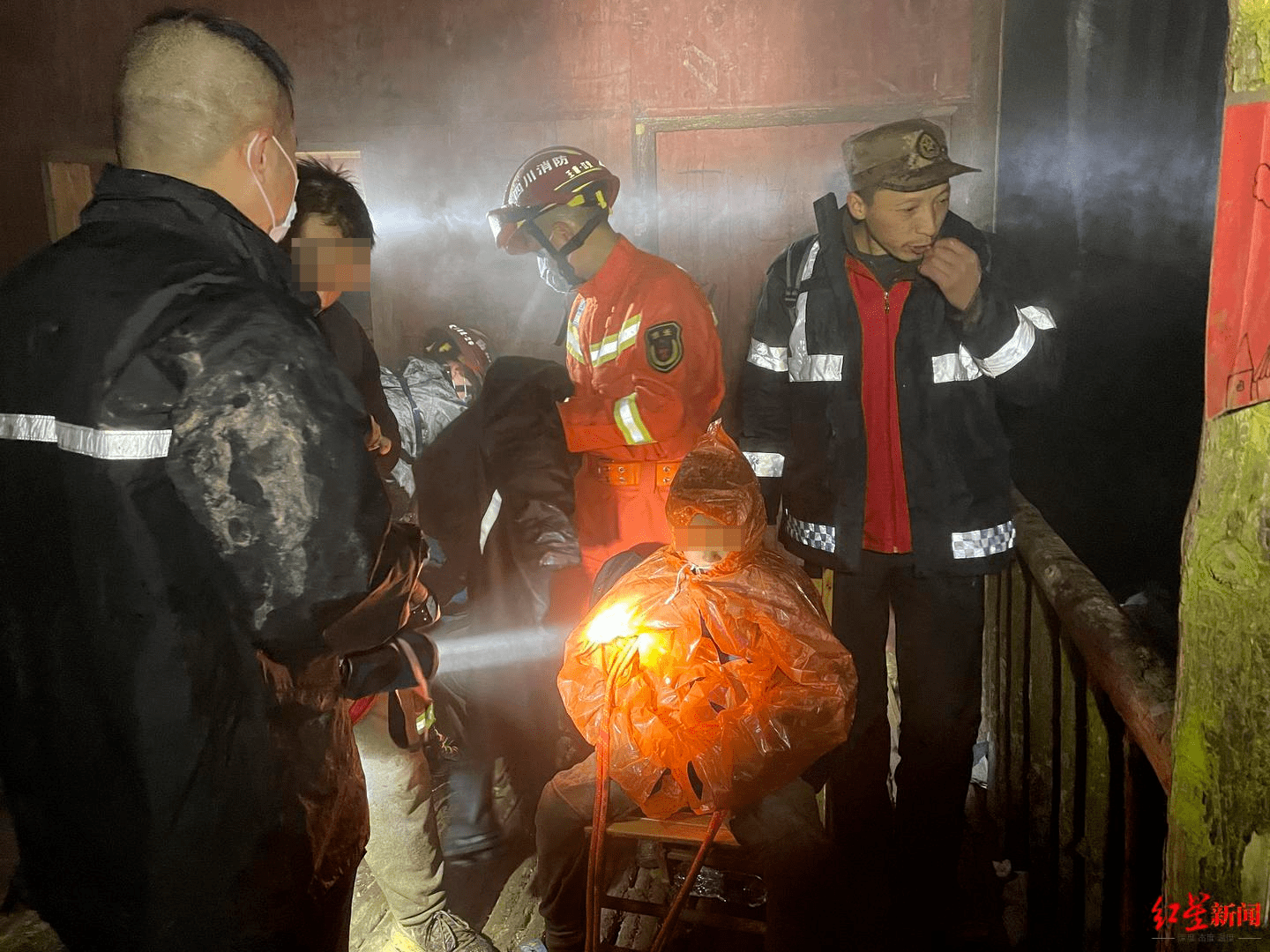 危急！父亲带着7岁儿子徒步赵公山被困  消防连