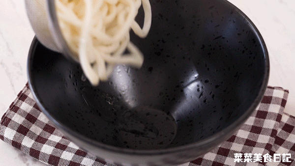 吃它比打火锅过瘾！热辣鲜香一碗端，连汤底都