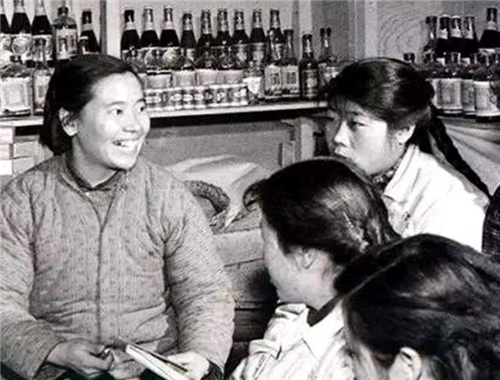 卖菜女工李素文，1975年成副国级干部，她后来又