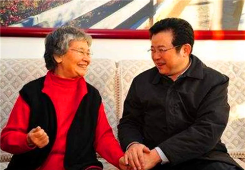 卖菜女工李素文，1975年成副国级干部，她后来又