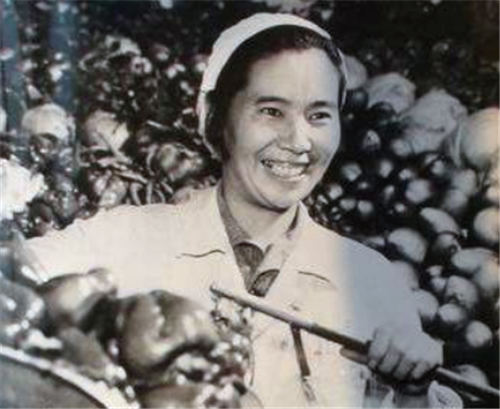 卖菜女工李素文，1975年成副国级干部，她后来又