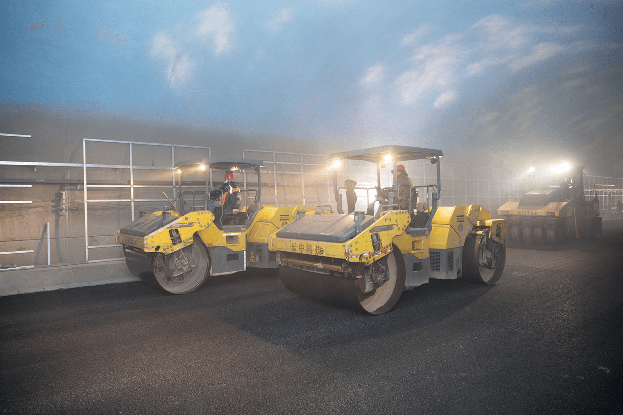 长沙麓景路南延线隧道正进行沥青摊铺，距离通