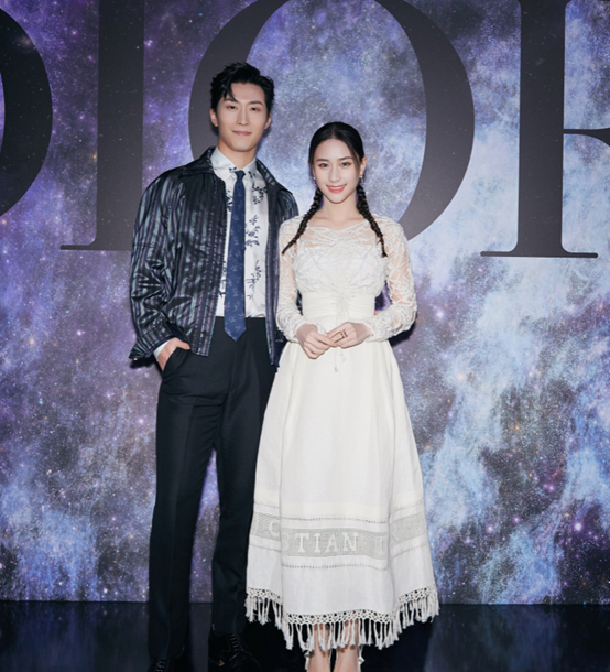 窦骁发文赞美何超莲，晒庆生约会照，上演幸福