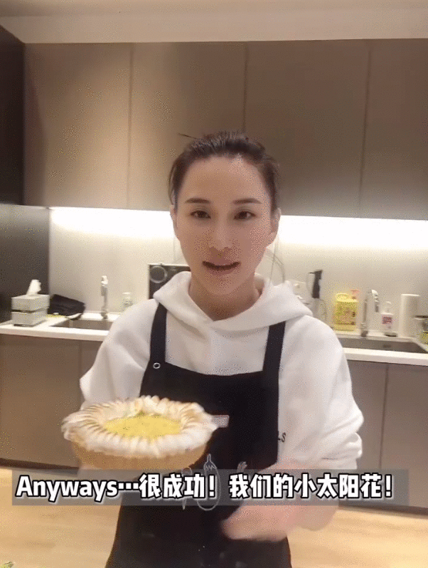 窦骁发文赞美何超莲，晒庆生约会照，上演幸福
