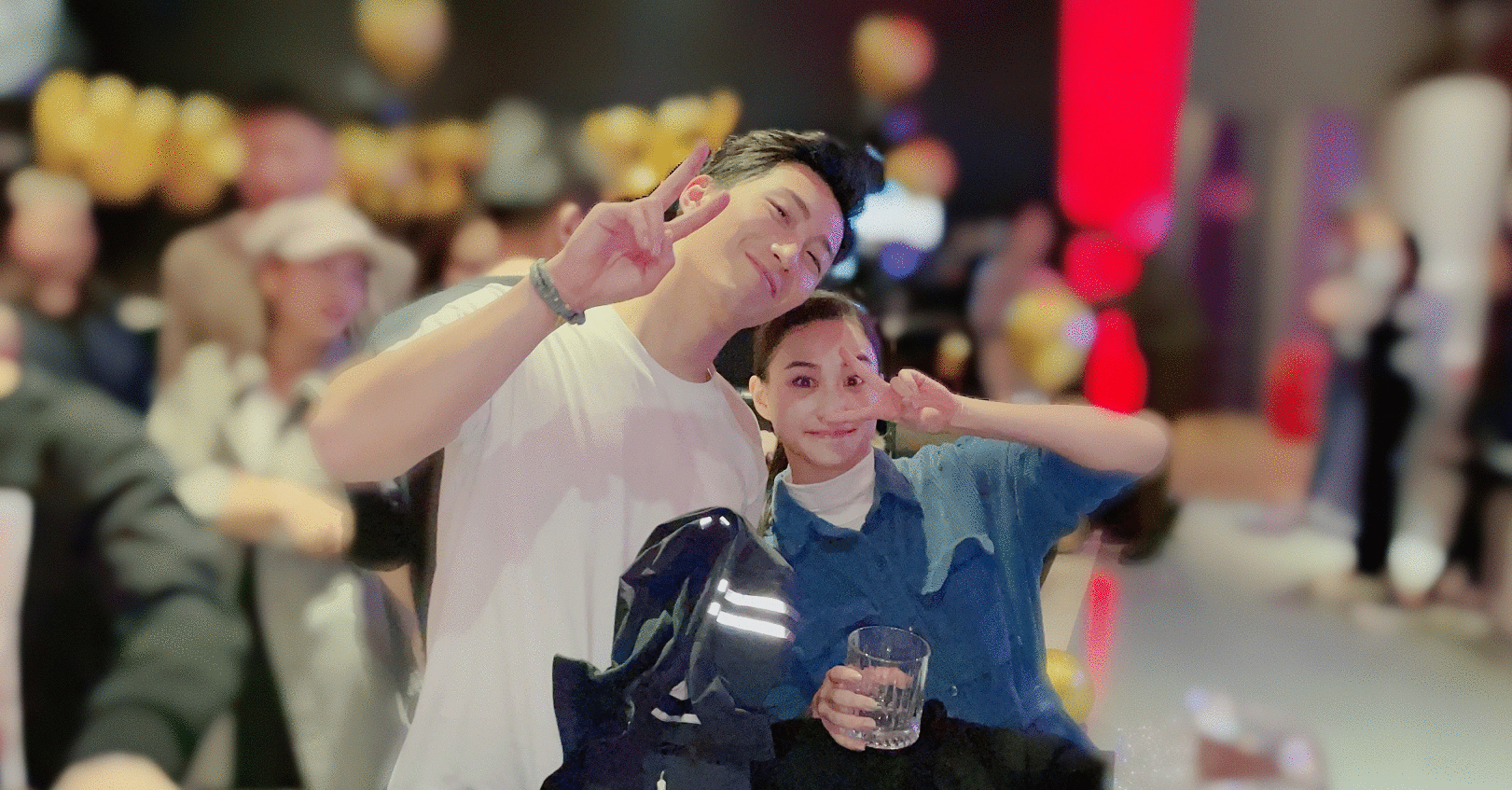 窦骁发文赞美何超莲，晒庆生约会照，上演幸福