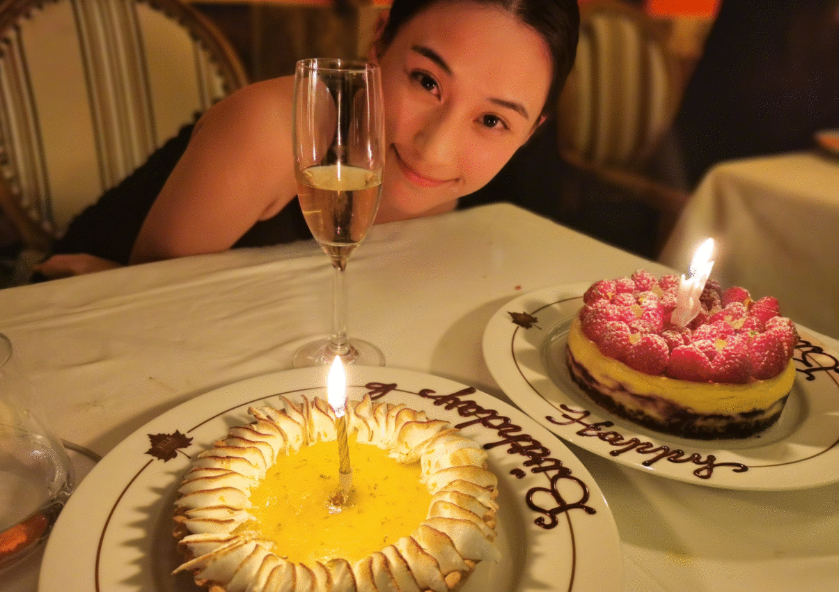 窦骁发文赞美何超莲，晒庆生约会照，上演幸福