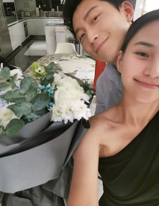 窦骁发文赞美何超莲，晒庆生约会照，上演幸福