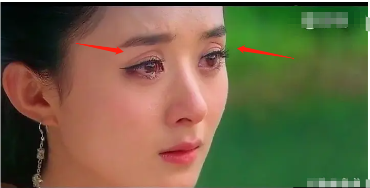 赵丽颖眼窝太深显老，其实她天生就这样，杨幂