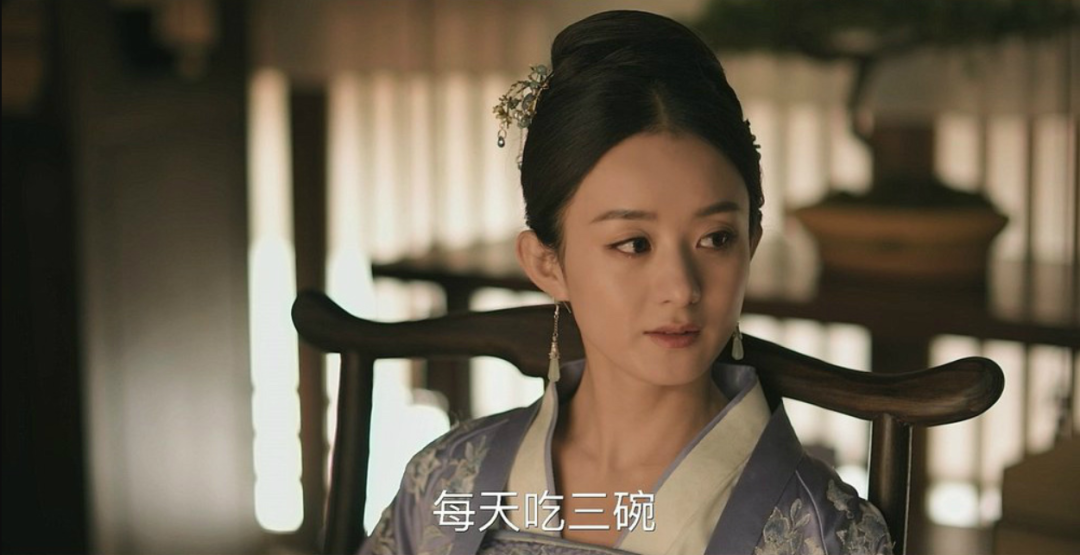赵丽颖眼窝太深显老，其实她天生就这样，杨幂