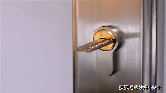 今天才知道，把热熔胶棒烧一烧，插到锁孔里，