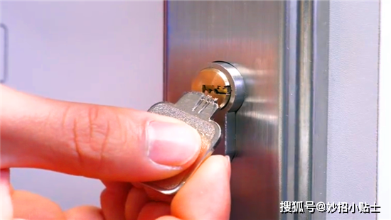 今天才知道，把热熔胶棒烧一烧，插到锁孔里，