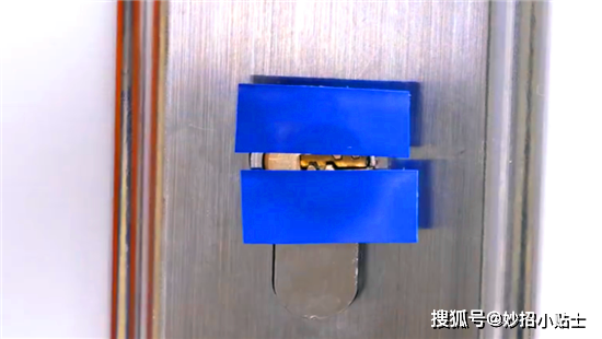 今天才知道，把热熔胶棒烧一烧，插到锁孔里，
