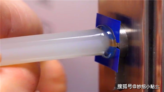 今天才知道，把热熔胶棒烧一烧，插到锁孔里，