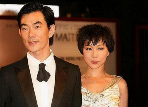 任贤齐与妻子罕同框，十指紧扣贴心搀扶护妻，