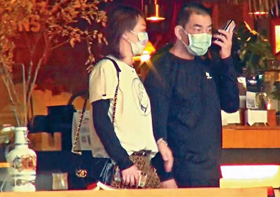 任贤齐与妻子罕同框，十指紧扣贴心搀扶护妻，