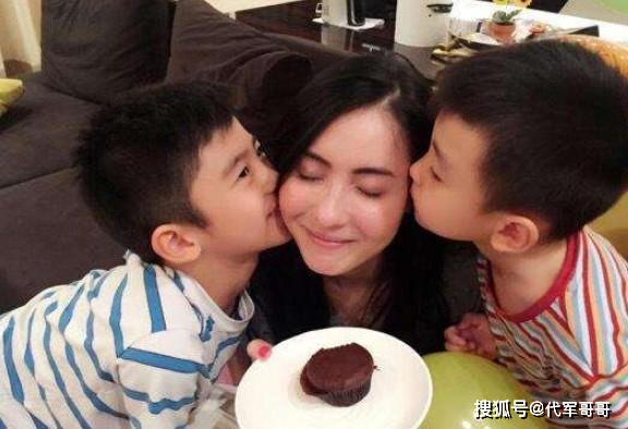 40岁董洁和11岁儿子拍“婚纱照”，晒母子亲密照