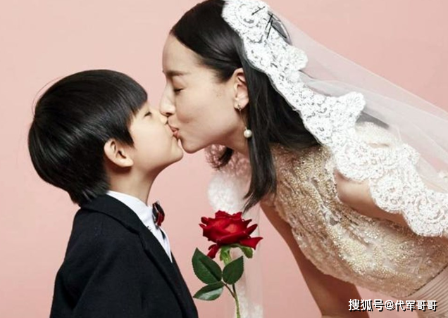40岁董洁和11岁儿子拍“婚纱照”，晒母子亲密照
