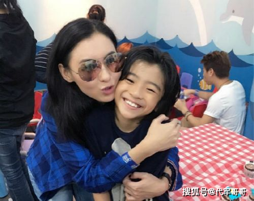 40岁董洁和11岁儿子拍“婚纱照”，晒母子亲密照