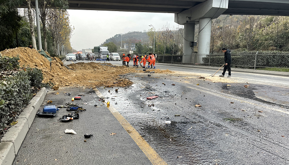 高峰期，贵阳甲秀南路严重拥堵！原来是因为它