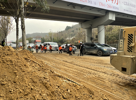 高峰期，贵阳甲秀南路严重拥堵！原来是因为它