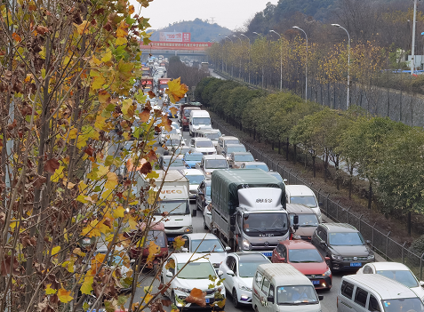 高峰期，贵阳甲秀南路严重拥堵！原来是因为它