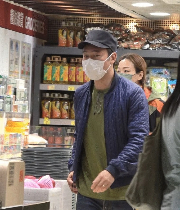 郑秀文丧父后消瘦憔悴像老了10岁，做运动累得大