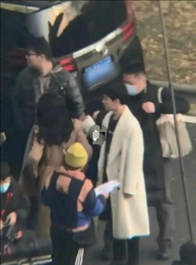 要公开发糖了？黄景瑜疑探班迪丽热巴后，两人
