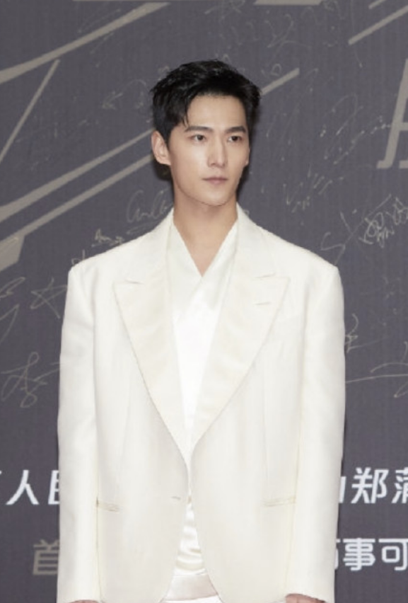 杨洋工作室成立7年没作为，团队算上保镖才6人，