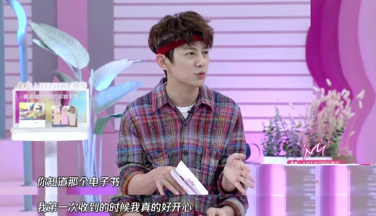 何炅被曝收粉丝应援礼，还投诉了金条帖子，何