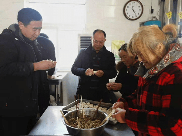 迎冬至包饺子 促融情暖人心