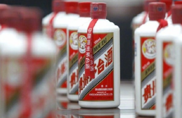 【贵州茅台股价首次突破2000元大关，抢茅台催生