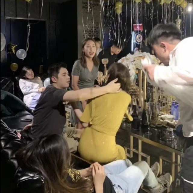 李佳琦和小助理付鹏用情侣头像了！网友猜其是