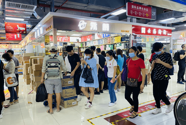 华强北美妆转型受挫，千家商铺连夜撤走，98%美