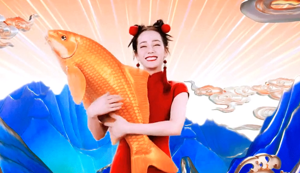 迪丽热巴新年丸子头造型，怀中抱大鲤鱼，评论