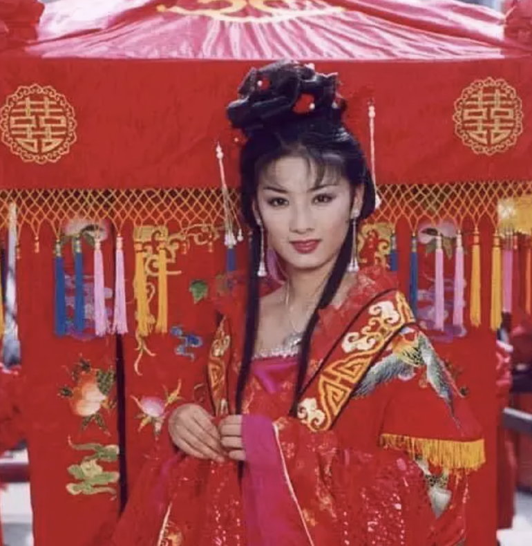 蔡少芬飚港普，黄奕晒秋裤，何洁自黑身材，中