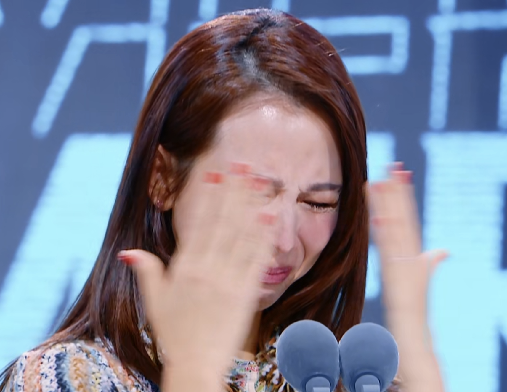 蔡少芬飚港普，黄奕晒秋裤，何洁自黑身材，中
