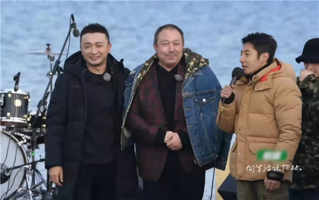 老艺术家上综艺，撒贝宁和尼格买提帮他披外套
