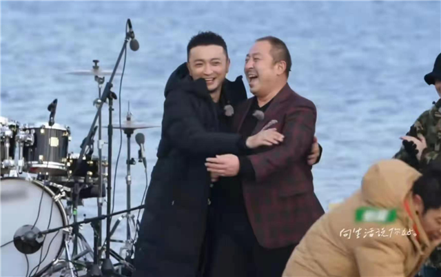 老艺术家上综艺，撒贝宁和尼格买提帮他披外套
