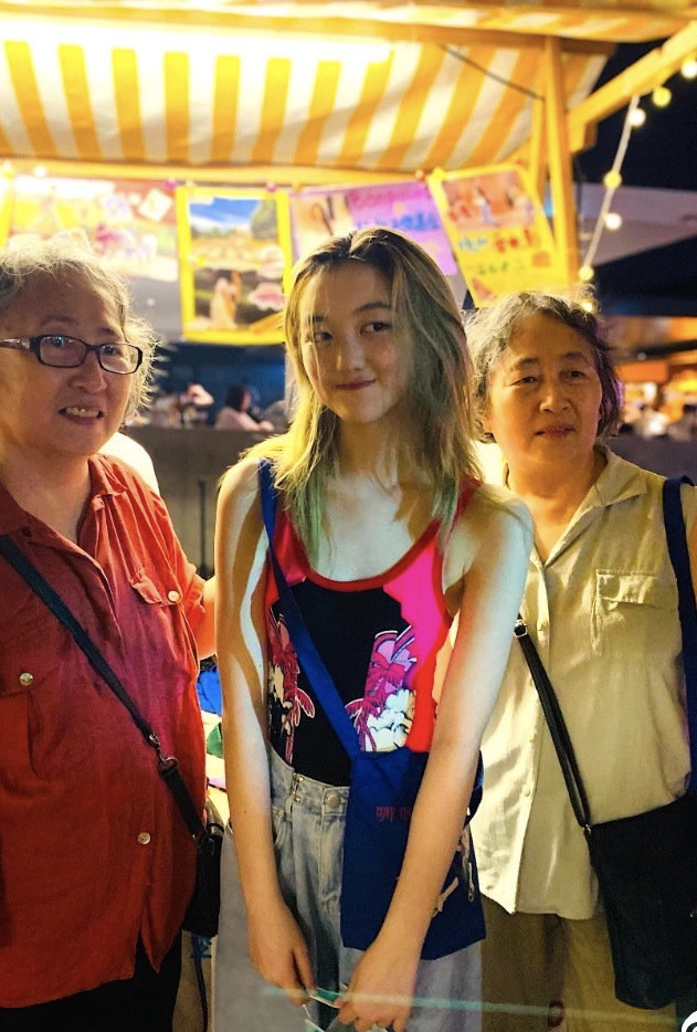 14岁李嫣穿露肩长裙，姿势撩人刻意凹性感，却瘦