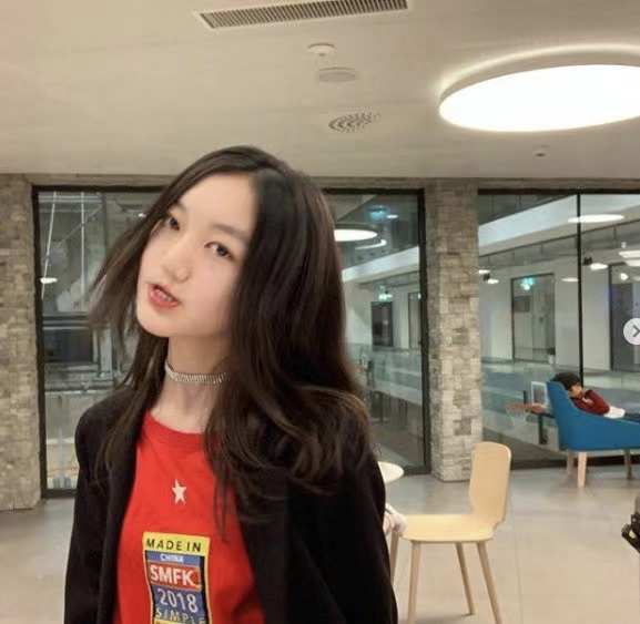 14岁李嫣穿露肩长裙，姿势撩人刻意凹性感，却瘦