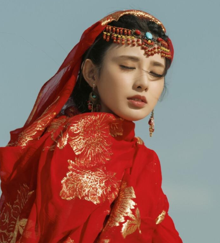 彭小苒新剧造型曝光，服装略拉胯，与朱正廷搭