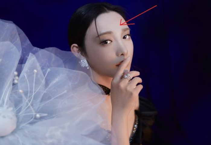彭小苒新剧造型曝光，服装略拉胯，与朱正廷搭