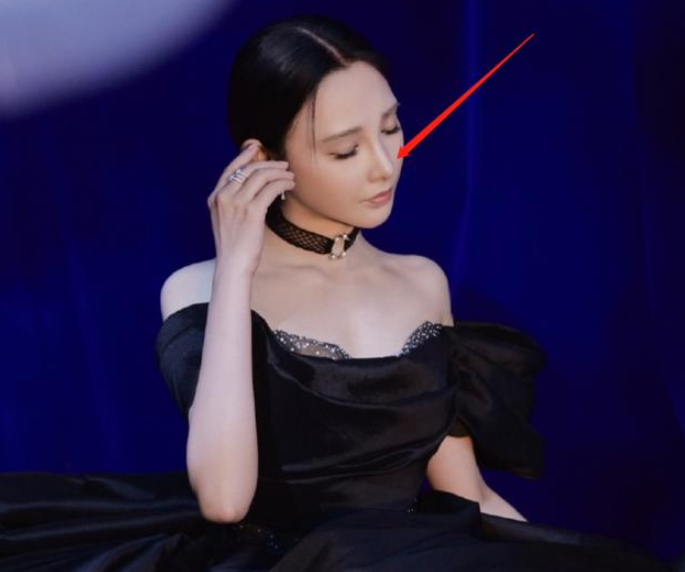 彭小苒新剧造型曝光，服装略拉胯，与朱正廷搭